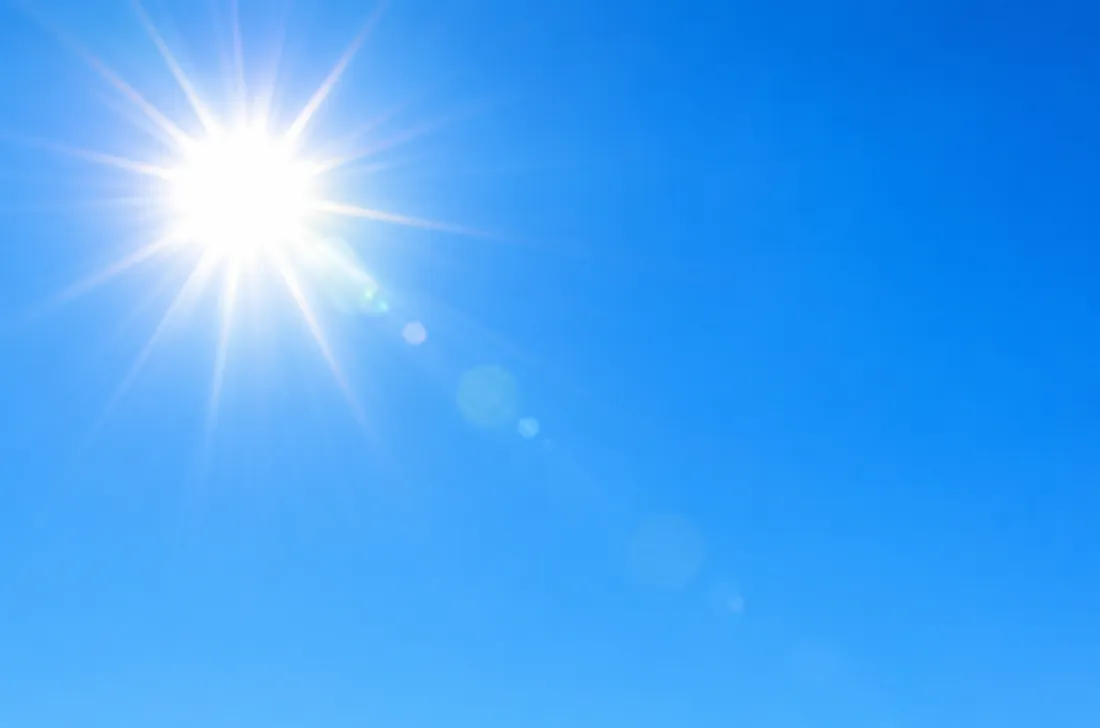 Ciel bleu éclatant et soleil radieux