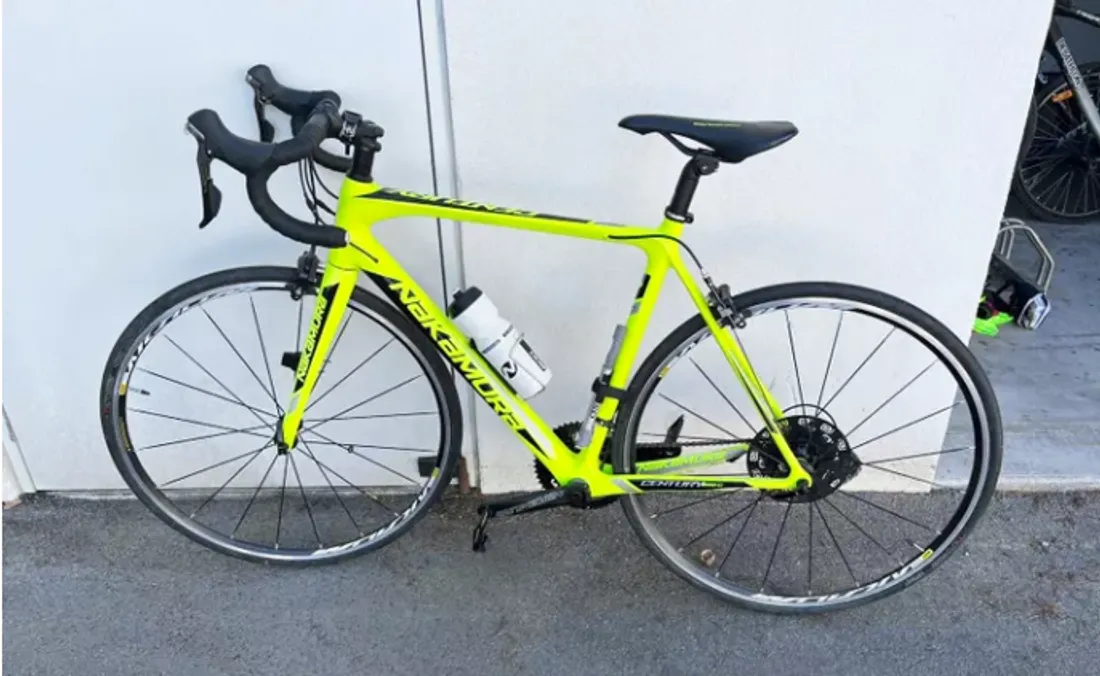 Le vélo de course Nakamura jaune vif sur lequel circulait la victime
