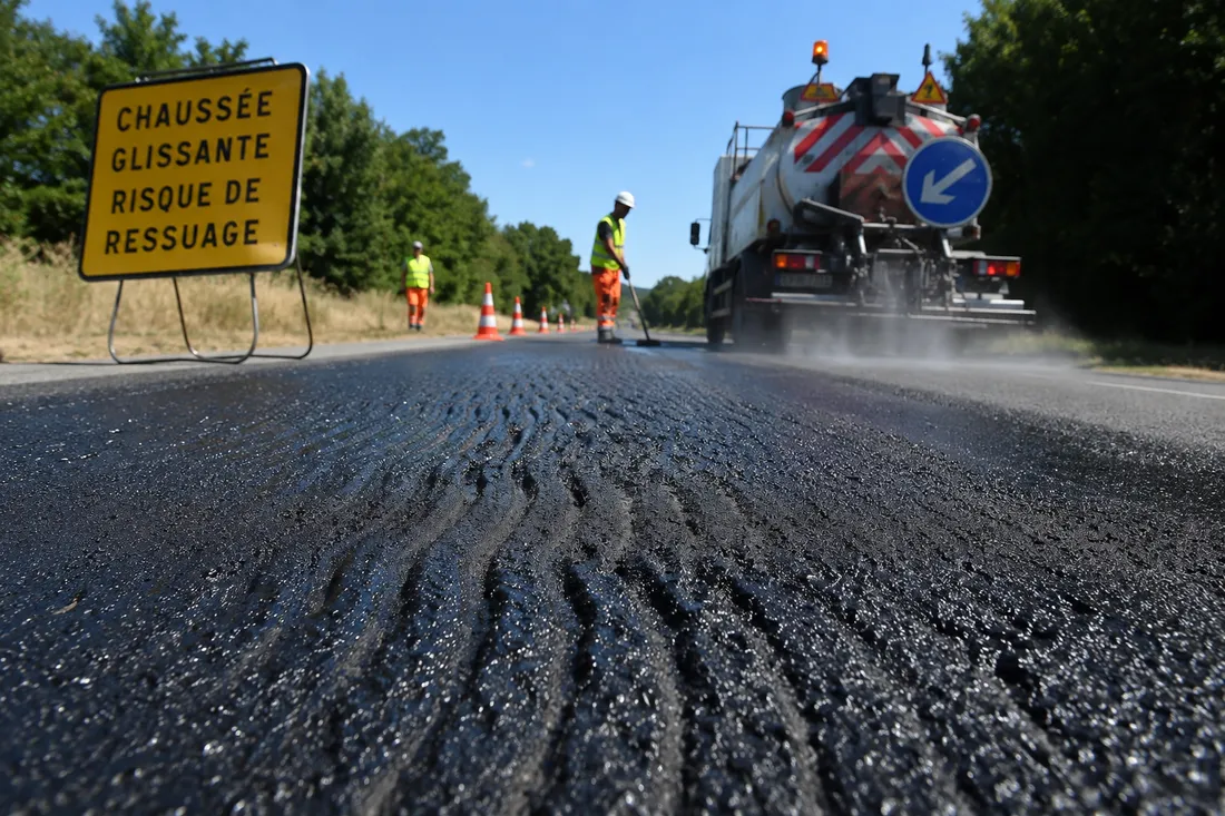 Travaux routiers sur une route ensoleillée