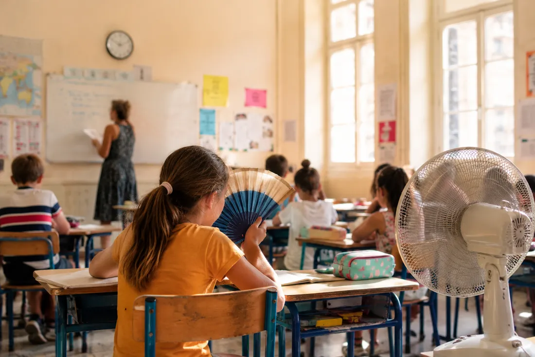 Salle de classe ensoleillée et animée