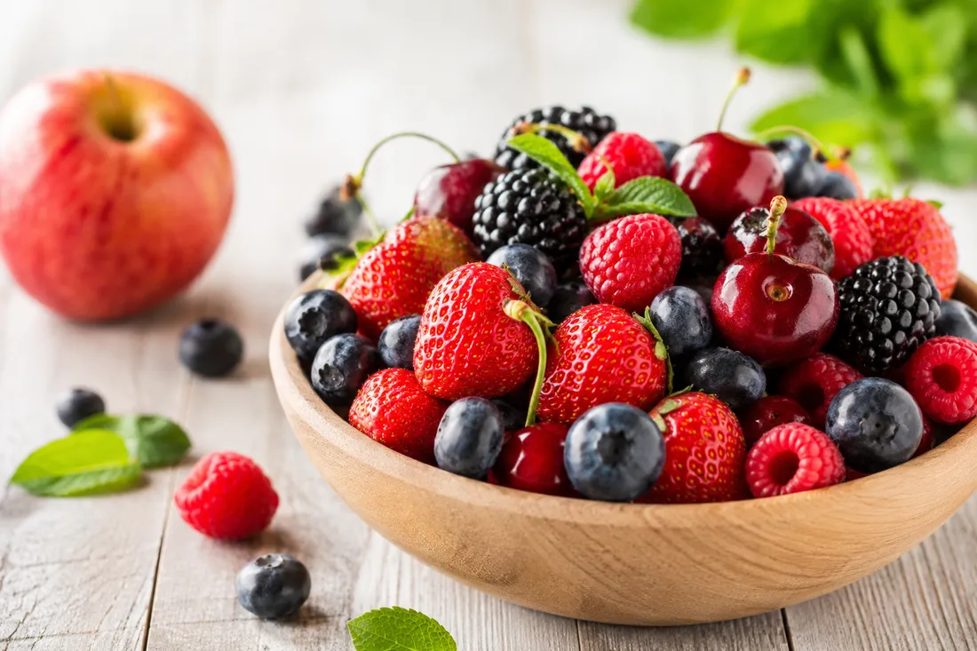 Bol de fruits frais et colorés