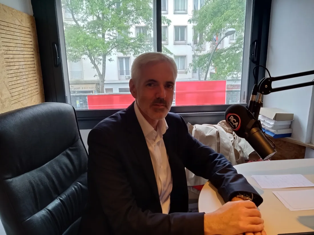 Xavier Perrin, candidat aux Législatives au micro de RCA