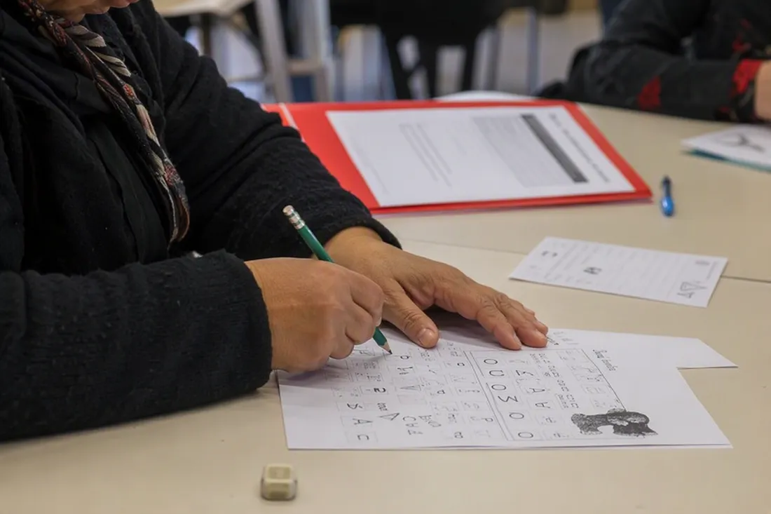 Une personne participe à un atelier d'apprentissage des savoirs fondamentaux.