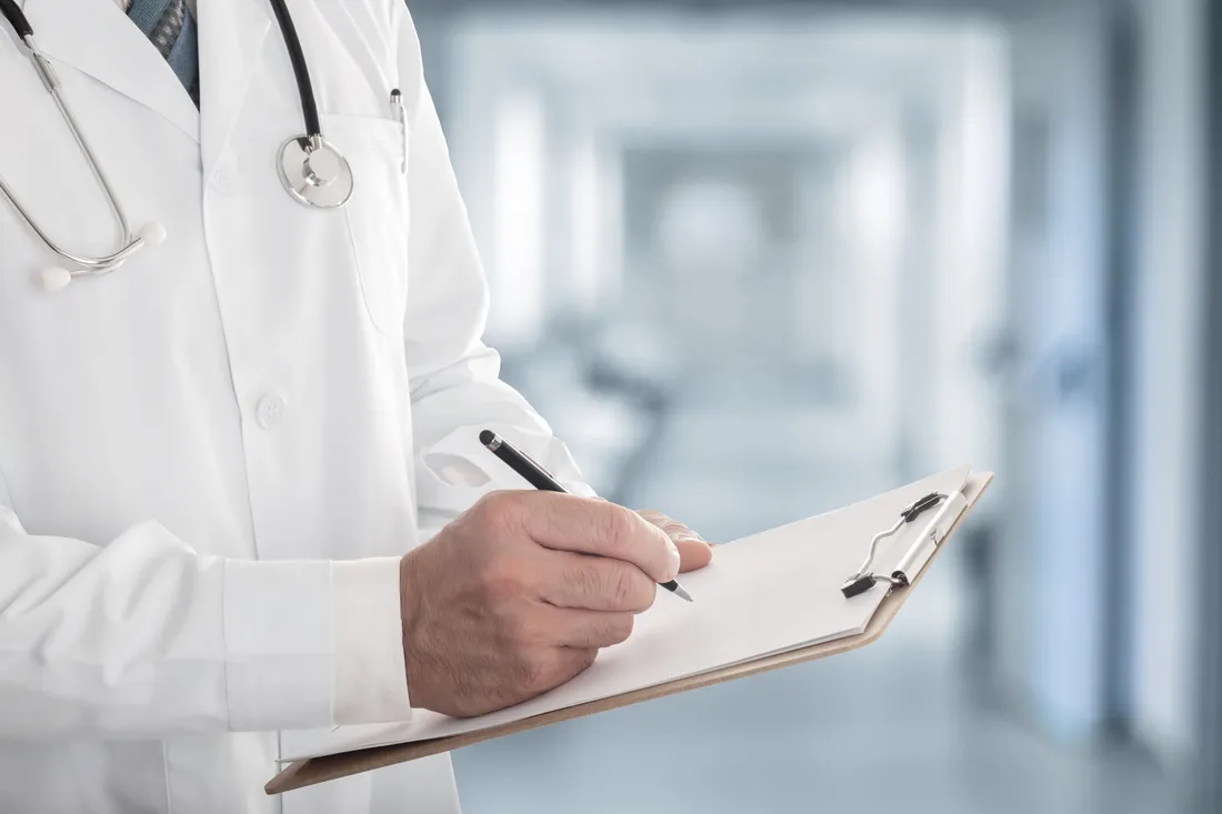 Face à ces symptômes, il est impératif de consulter en urgence un médecin ou d’appeler le 15.