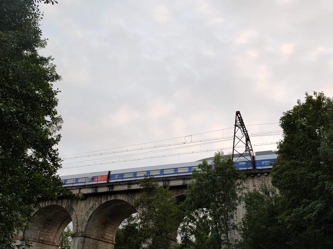 Un train circulant sur un viaduc, illustration