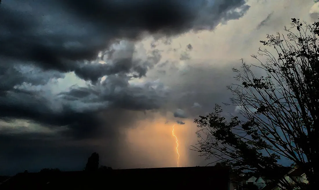 La foudre tombe lors d'un orage, illustration