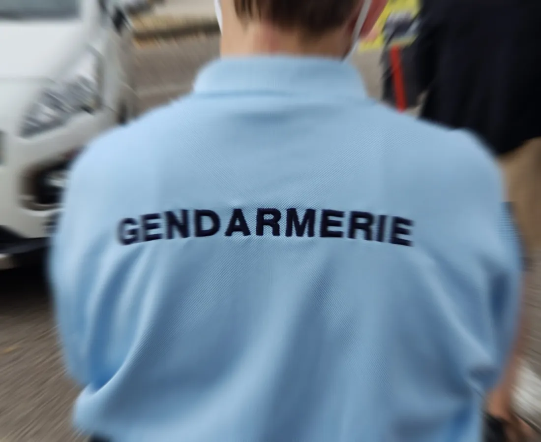 Un gendarme en uniforme, illustration