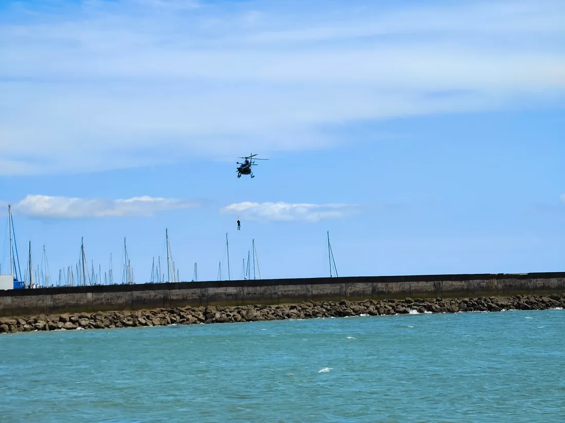Un hélicoptère de la gendarmerie lors d'un exercice de sauvetage en mer, illustration