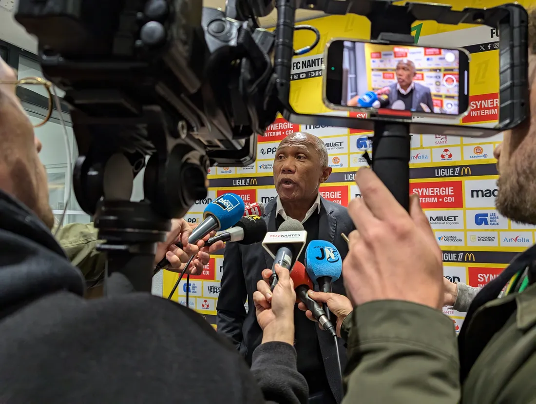 Antoine Kombouaré face à la presse après le match entre Nantes et Saint-Etienne