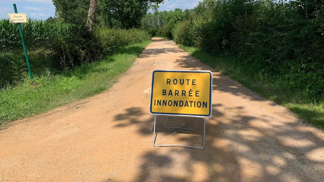 Un panneau route inondée