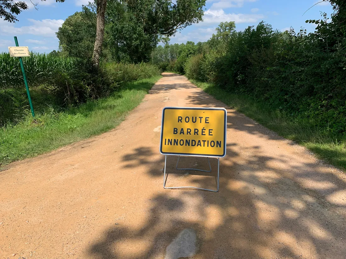 Un panneau route inondée