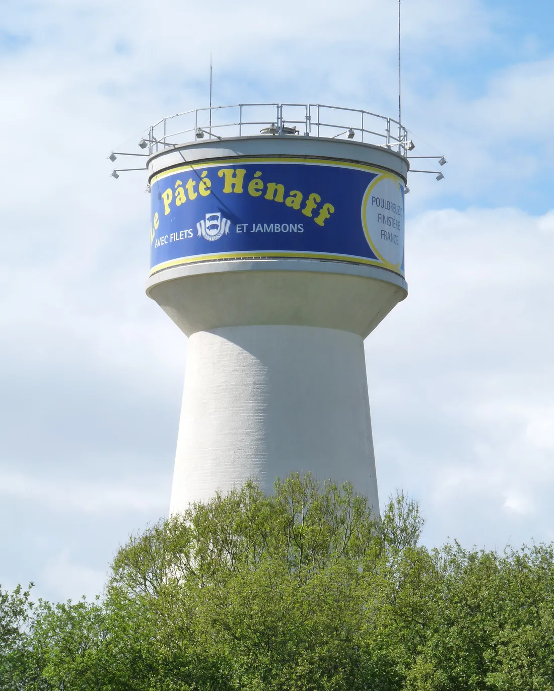 Pouldrezic affiche fièrement ses couleurs Hénaff.