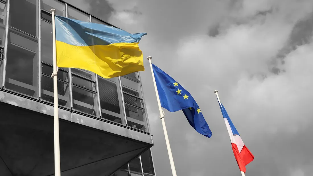 Drapeau ukrainien devant la mairie de la Baule