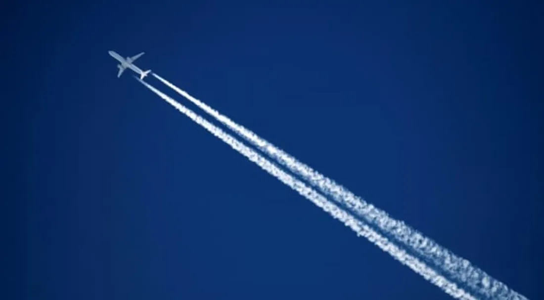 Un avion Lufthansa trace une traînée de condensation 