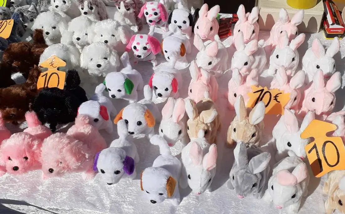 Une photo des peluches sur des étals, illustration
