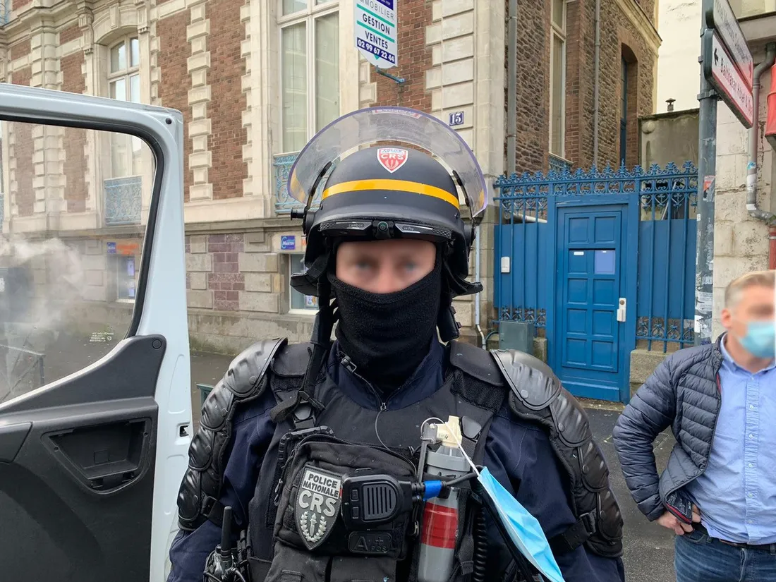 Exemple d'intégration de la Cambox, sous la visière du casque de CRS