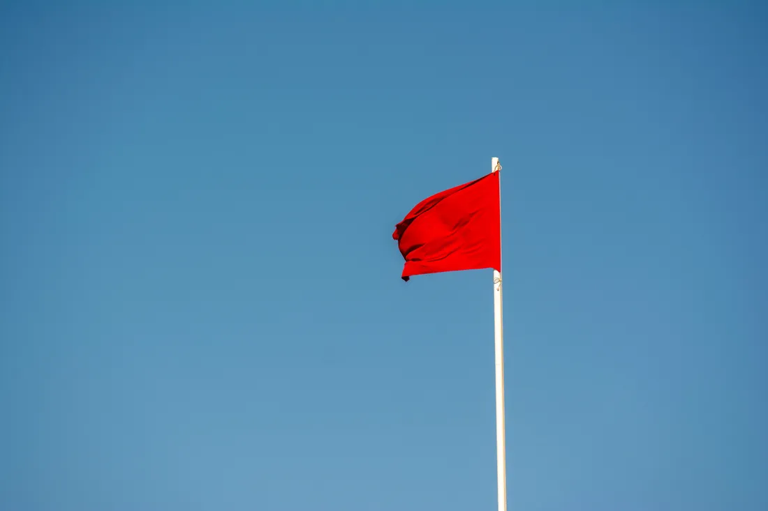 drapeau rouge plage