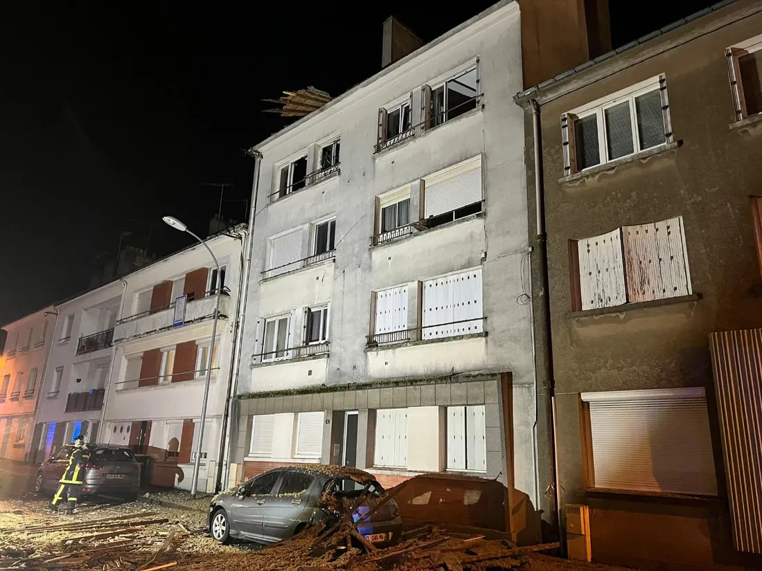 Des débris ont été soufflés par l'explosion