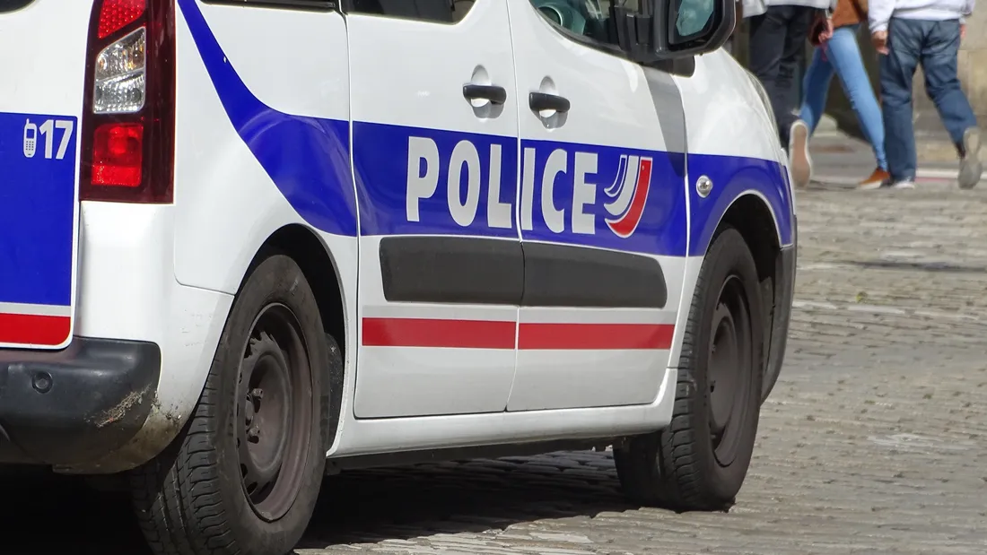 Une voiture de police
