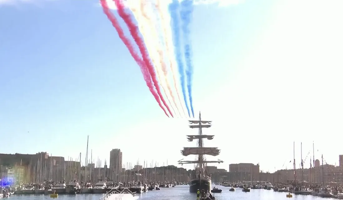 Le Belem à l'arrivée de la flamme olympique à Marseille
