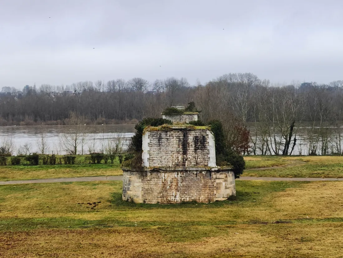 Le pont de Vineuil... ou ce qu'il en reste après les bombardements