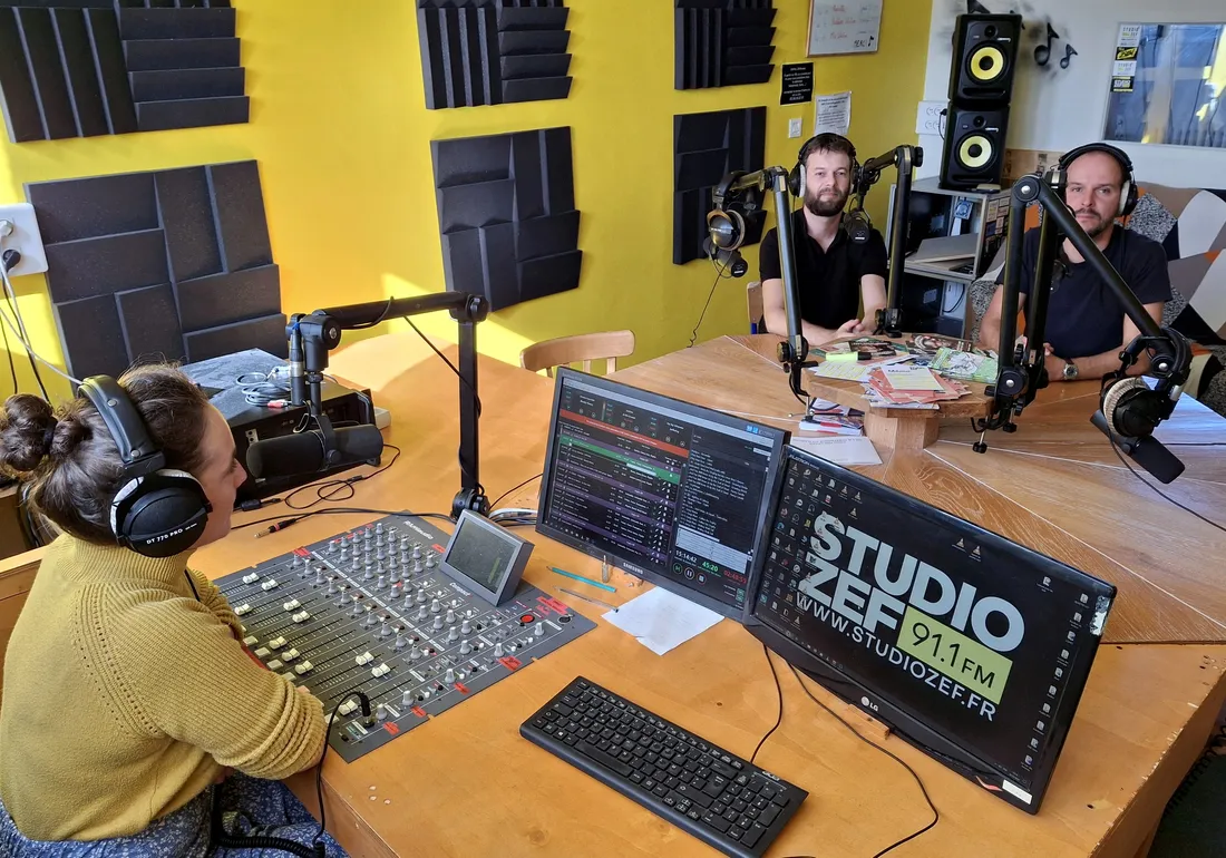 Studio Zef émet sur deux fréquences à Blois et à, Vendôme.