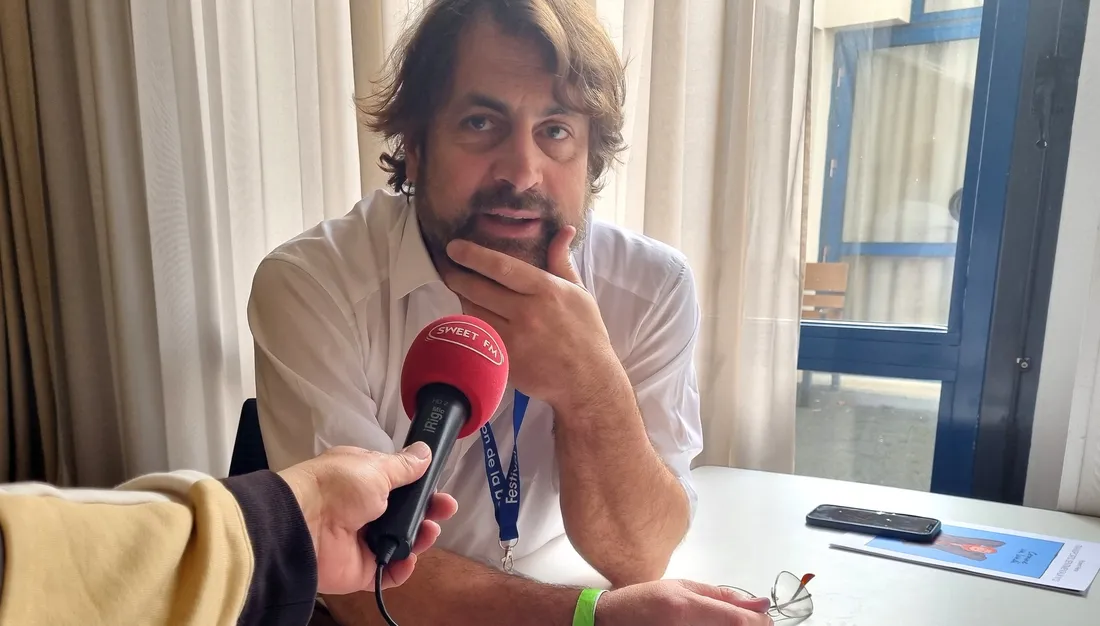 Dominique Bertail au micro de Sweet FM.