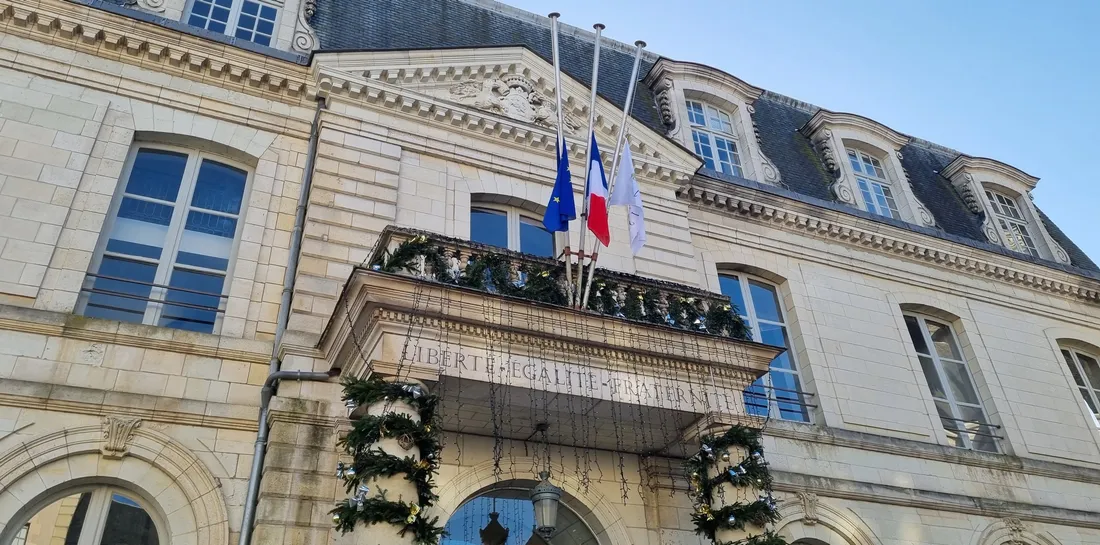Sur les bâtiments publics, les drapeaux sont en berne ce lundi 23 décembre.