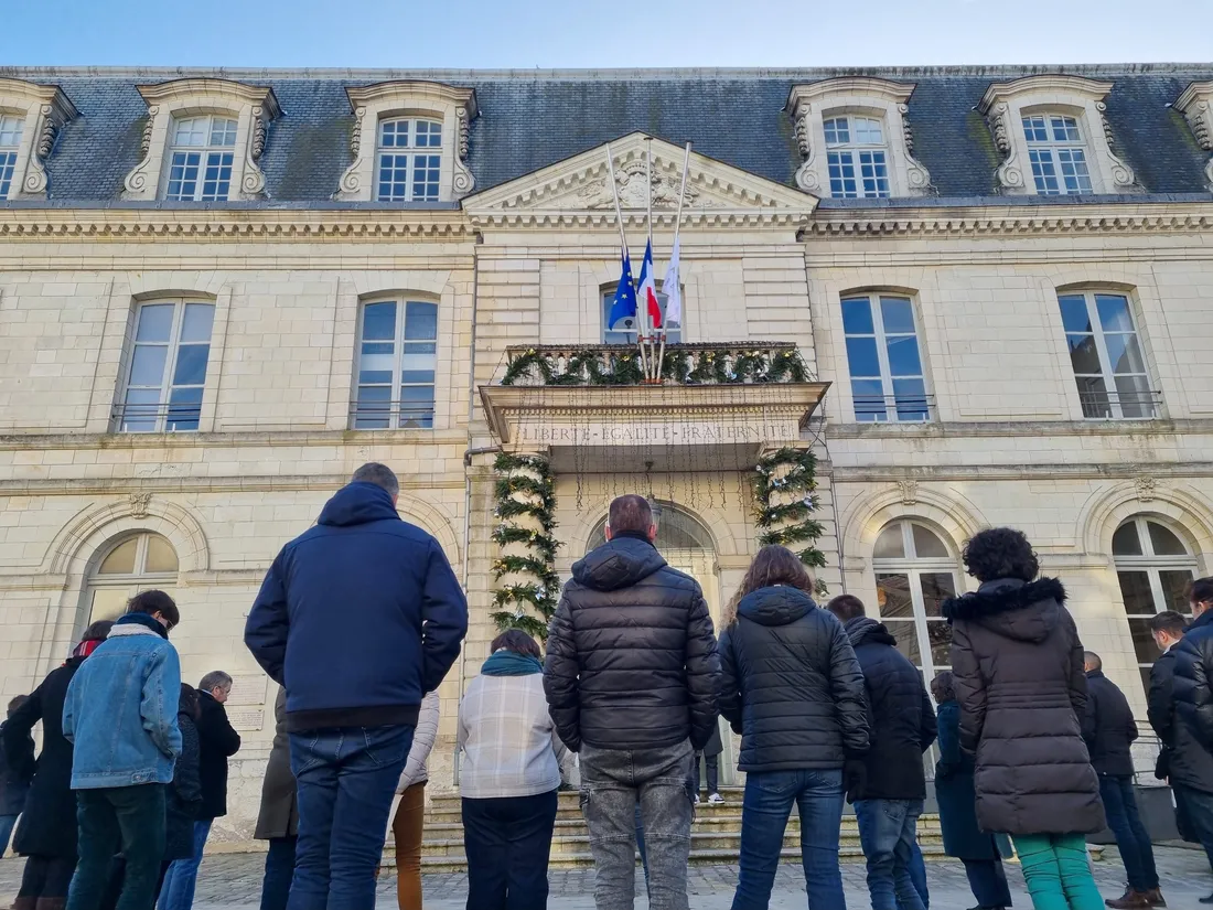 Quelques dizaines de personnes recueillies devant la mairie de Blois en ce lundi 23 décembre.