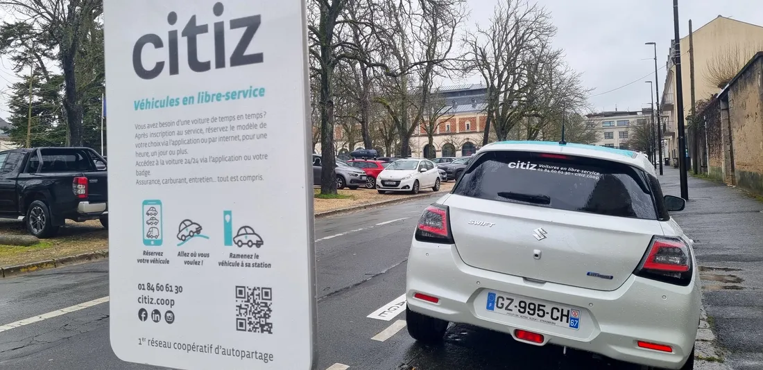 Des voitures disponibles 24/7 sur des espaces de stationnement dédiés.