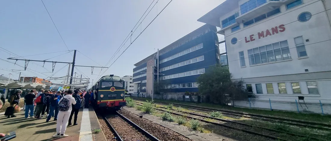 Une arrivée très remarquée en gare du Mans...