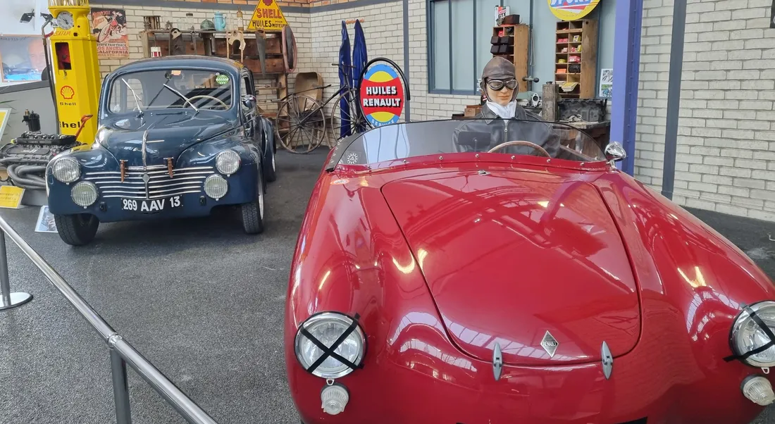 La légendaire Renault 4 CV (à gauche), emblématique du virage populaire de Renault.