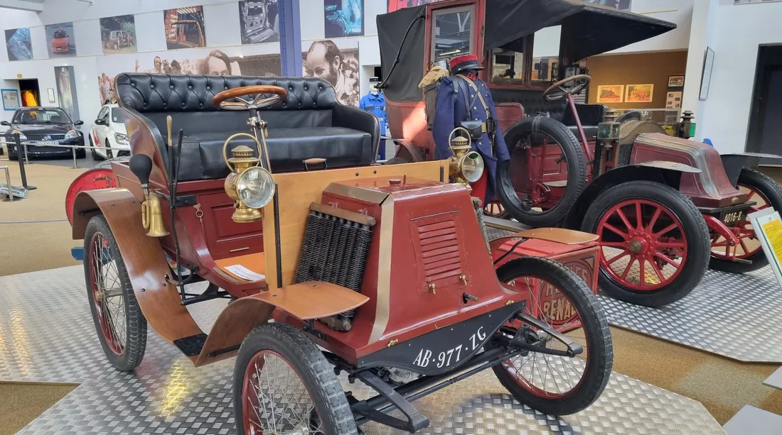 La doyenne de l'exposition est cette Renault Type D de 1902, un vrai Taxi de la Marne !