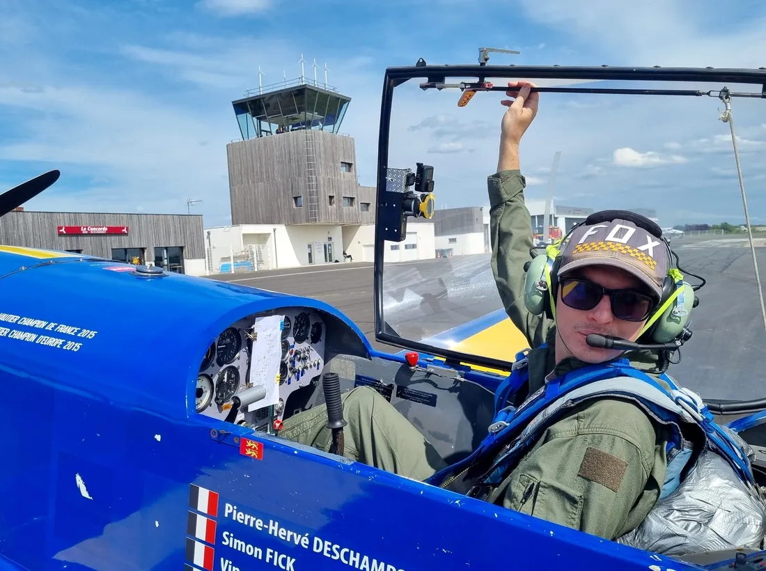 Huit pilotes se préparent à démarrer leur saison sur le tarmac de l'aérodrome loir-et-chérien.