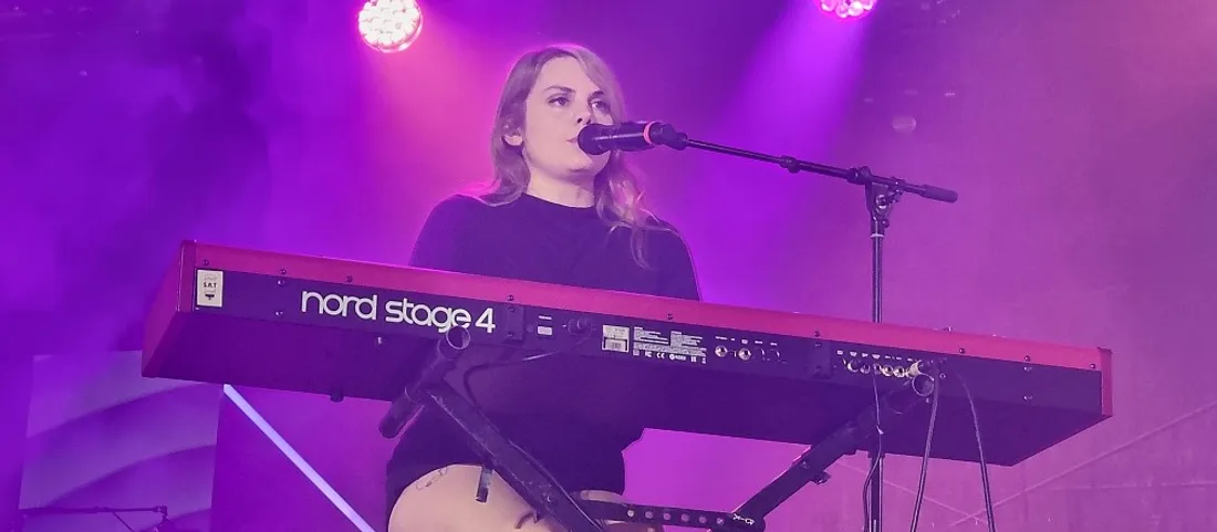 Coeur de Pirate a ouvert la soirée ce vendredi soir à Contres.