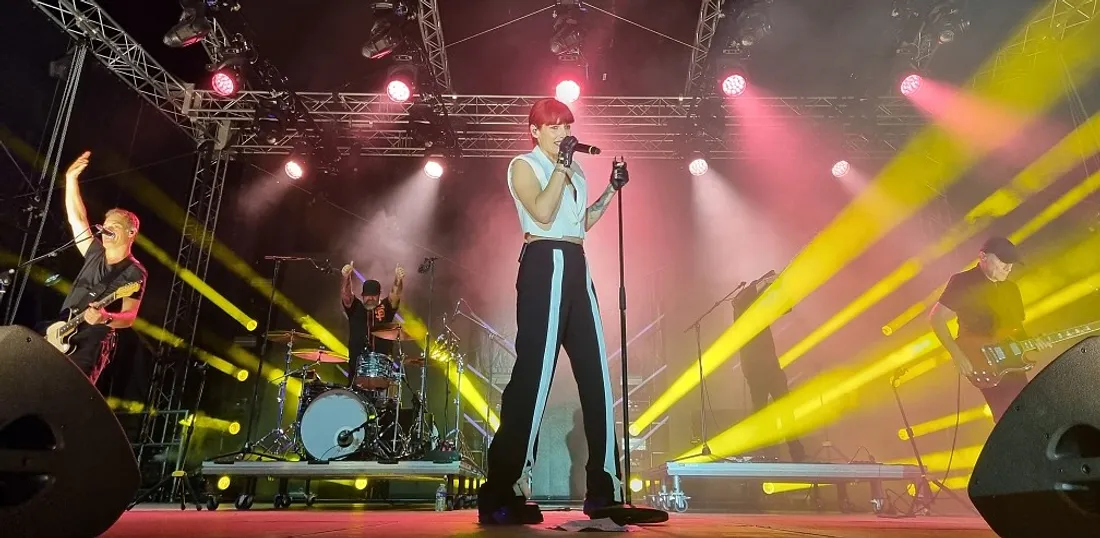Jennifer Ayache et Superbus, au top de l'énergie en finale.