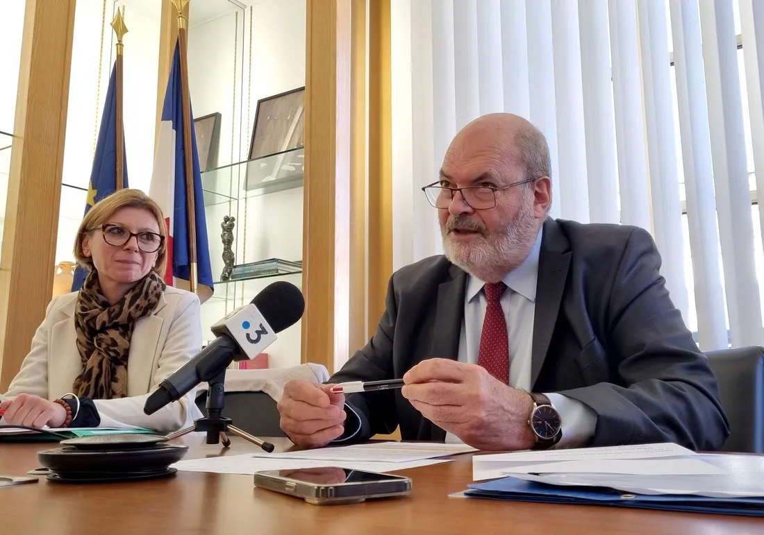 Jacques Fleury et Anne Cassier à Bourges pour annoncer la fermeture du collège du Châtelet.