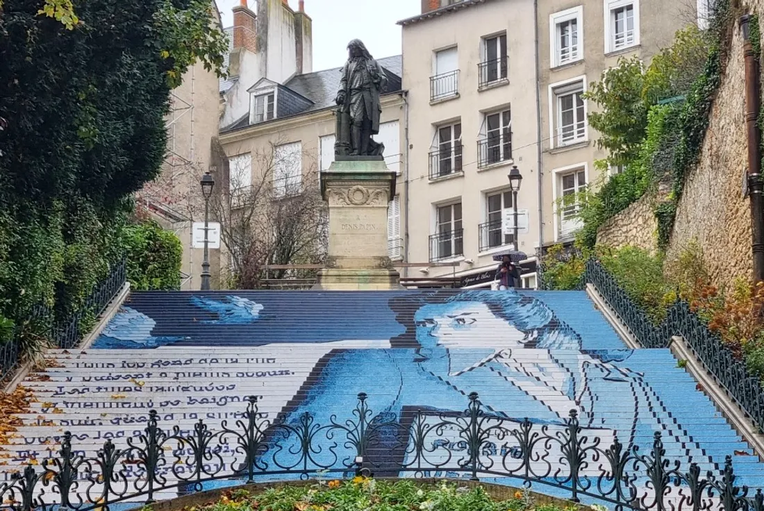 L'escalier Denis Papin à Blois rend hommage à la série la figure de la Résistante Madeleine Riffaud.