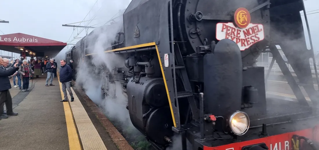 Le train à vapeur du Père Noël suscite la curiosité en gare des Aubrais.