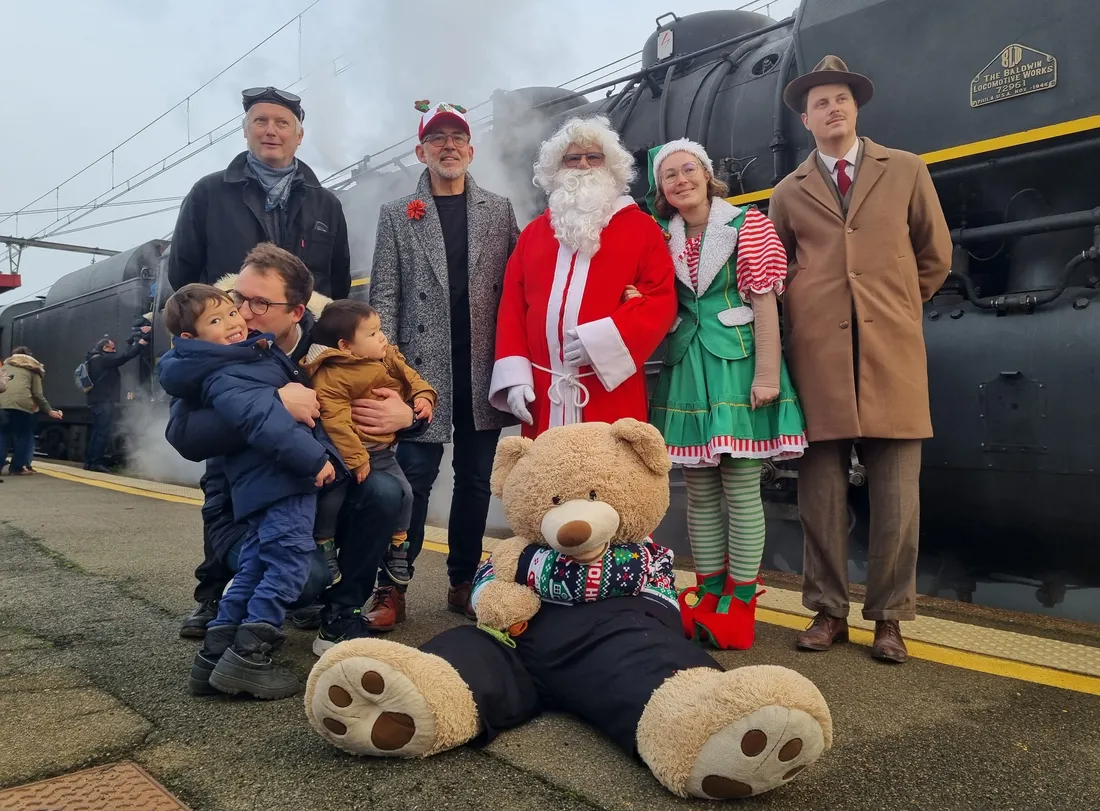 Le Père Noël accueille les voyageurs en personne dans son train.