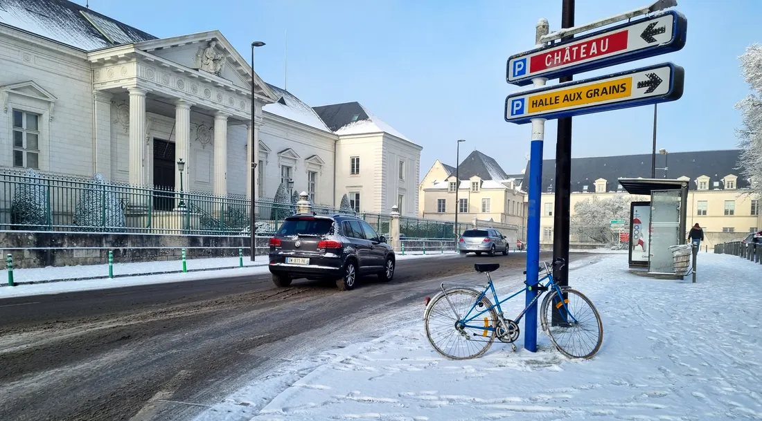 A vélo ou en voiture, la neige impose d'adapter sa conduite...