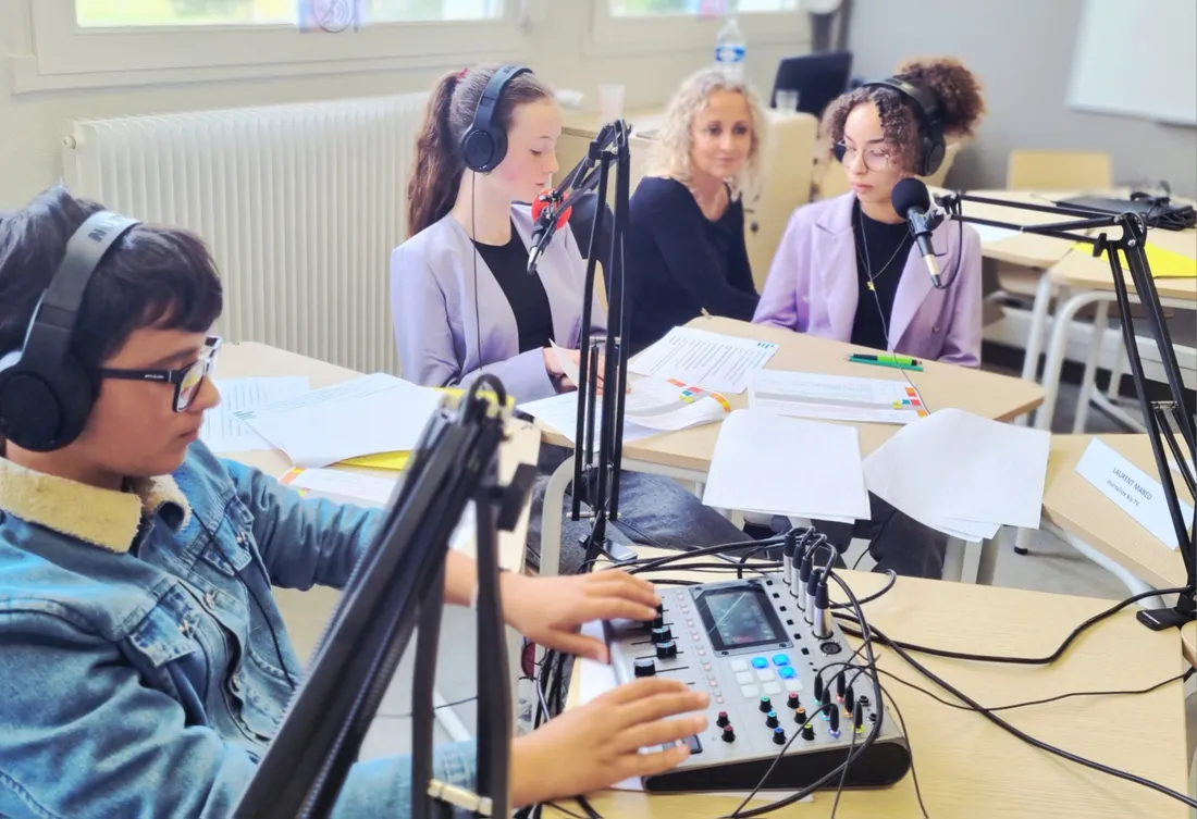 Luce, Callie et Jonas en pleine émission dans la cadre de la semaine de la presse à l'école.