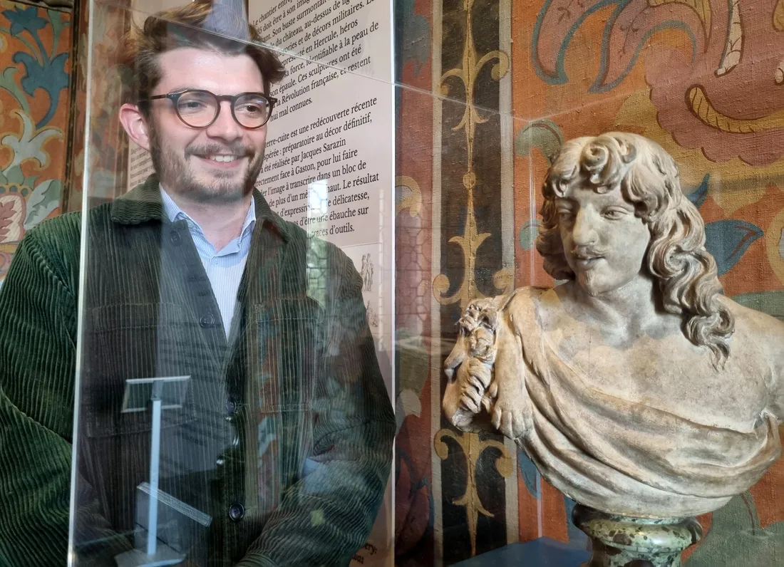 Bastien Lopez n'est pas peu fier de présenter la nouvelle acquisition du château de Blois !