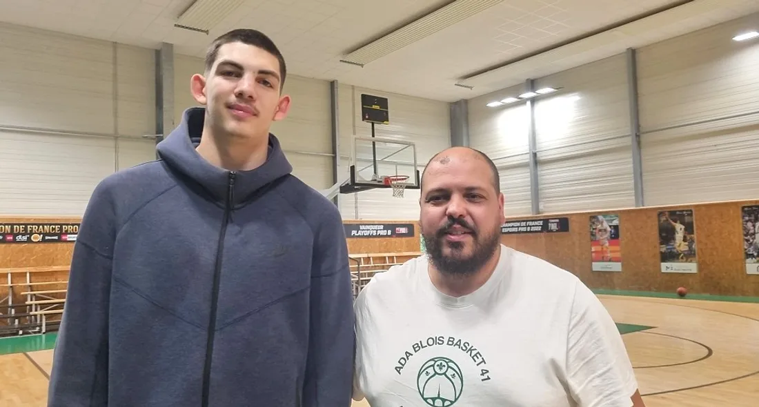 Sacha Defoundoux avec son coach des Espoirs Elite 2 de l'ADA Blois Basket, Mohammed Aoun.