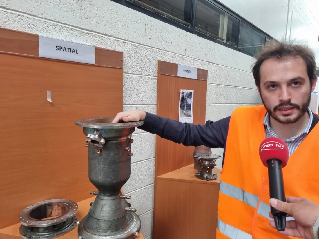 Antoine Fourcade présente un prototype de chambre à combustion de fusée qui sera produit à Blois.
