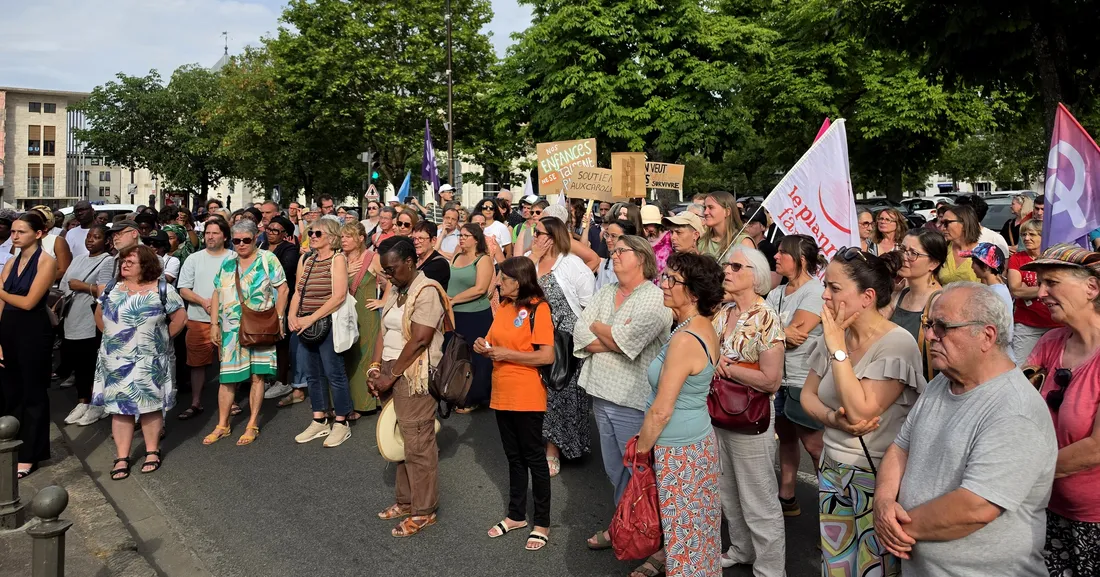 De nombreuses personnes se sont rassemblées ce lundi soir devant la préfecture à Blois.