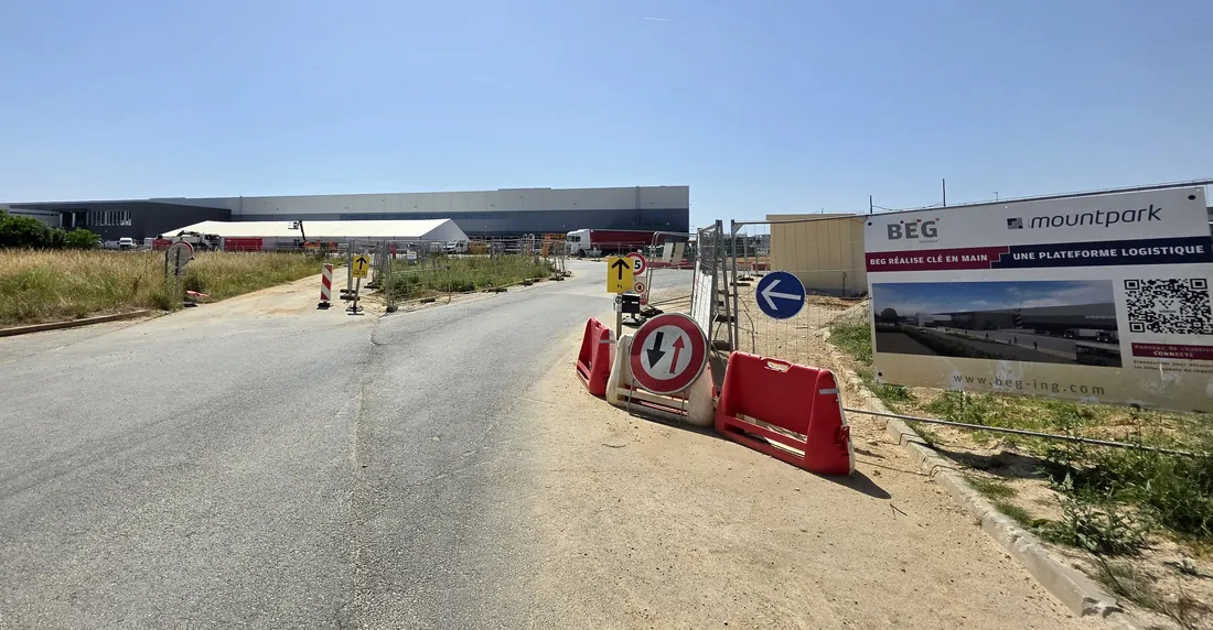 L'entrepôt d'Amazon est situé à Illiers-Combray, en bordure de l'A11.