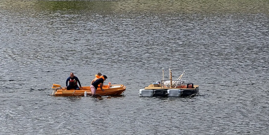 Depuis trois jours, les artificiers installent les mortiers au milieu du fleuve.