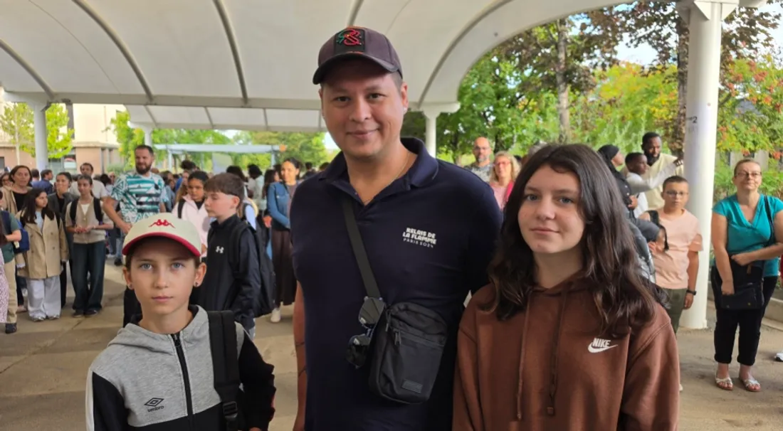 Emilie à gauche et Mélissa à droite. Au milieu, Mathieu, le papa, ancien élève des Provinces.