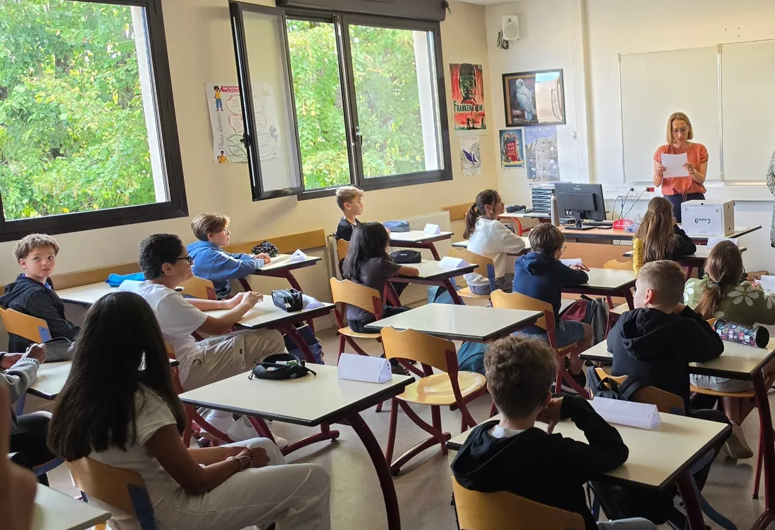Dans la classe de Mme Boissonet, les nouveaux élèves de sixième sont tout ouïe.